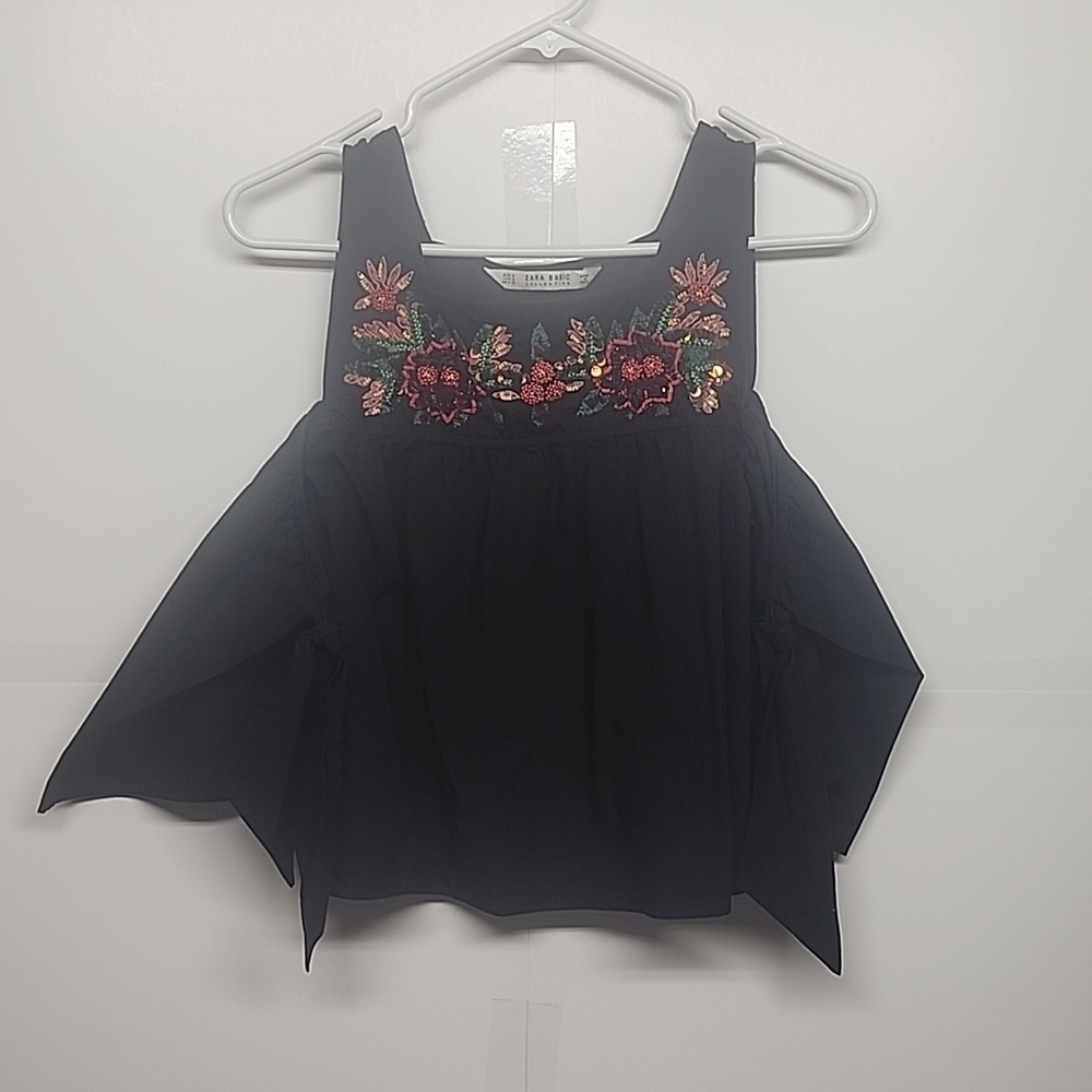 Zara Basic Collection szM adorable black w/ flower detail crop top.  BOHO RETRO